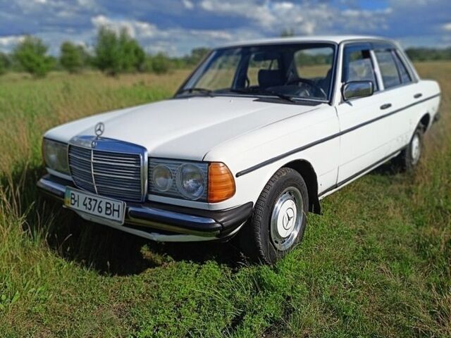 Белый Мерседес Е-Класс, объемом двигателя 2.4 л и пробегом 400 тыс. км за 2000 $, фото 1 на Automoto.ua