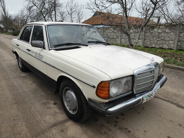 Белый Мерседес Е-Класс, объемом двигателя 2.4 л и пробегом 300 тыс. км за 950 $, фото 1 на Automoto.ua