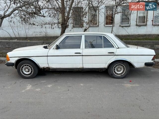 Белый Мерседес Е-Класс, объемом двигателя 2 л и пробегом 306 тыс. км за 750 $, фото 1 на Automoto.ua