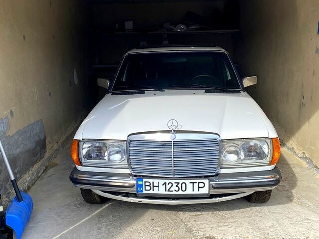 Белый Мерседес Е-Класс, объемом двигателя 2.5 л и пробегом 0 тыс. км за 3500 $, фото 1 на Automoto.ua