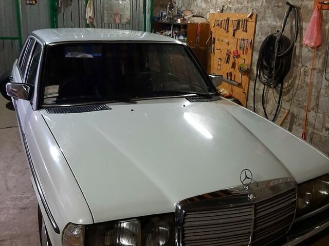 Белый Мерседес Е-Класс, объемом двигателя 2 л и пробегом 500 тыс. км за 1700 $, фото 1 на Automoto.ua