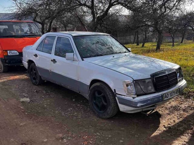 Белый Мерседес Е-Класс, объемом двигателя 2.5 л и пробегом 100 тыс. км за 800 $, фото 1 на Automoto.ua