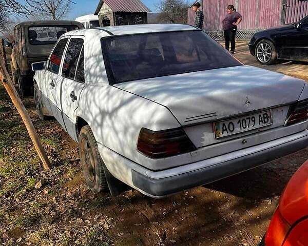 Белый Мерседес Е-Класс, объемом двигателя 2.5 л и пробегом 100 тыс. км за 800 $, фото 1 на Automoto.ua