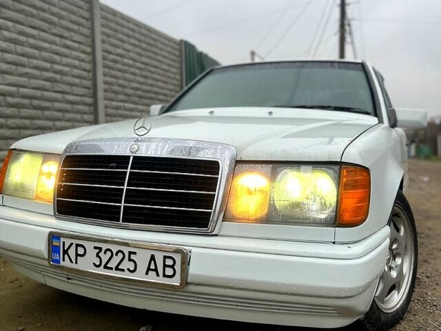 Белый Мерседес Е-Класс, объемом двигателя 2.3 л и пробегом 100 тыс. км за 1650 $, фото 1 на Automoto.ua