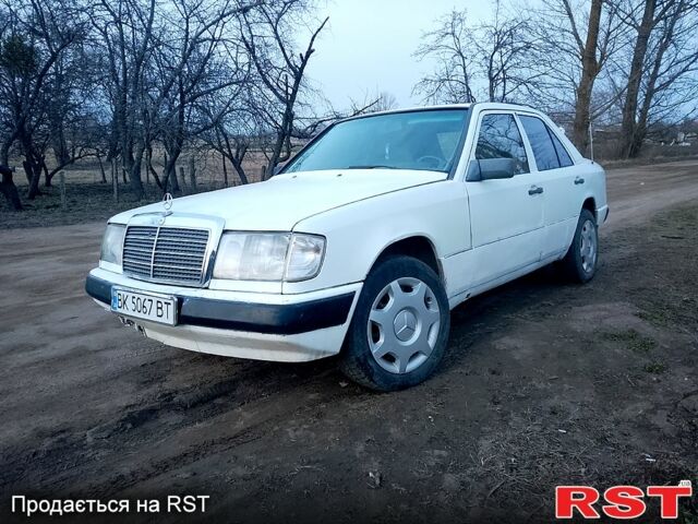 Білий Мерседес Е-Клас, об'ємом двигуна 2 л та пробігом 250 тис. км за 1600 $, фото 1 на Automoto.ua