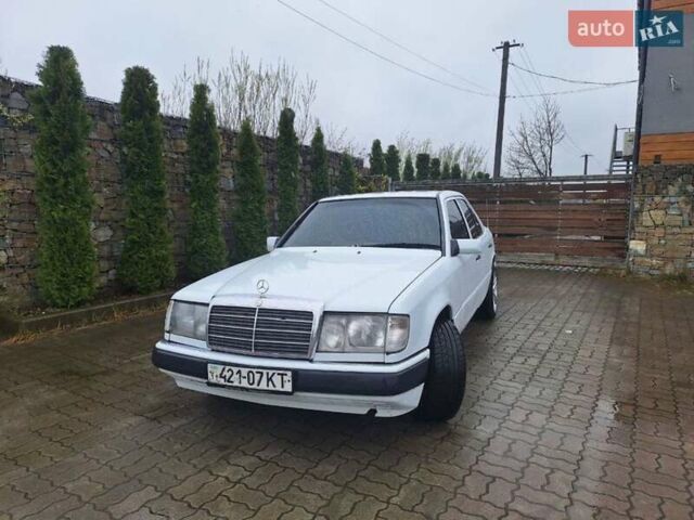 Белый Мерседес Е-Класс, объемом двигателя 2.3 л и пробегом 389 тыс. км за 1900 $, фото 1 на Automoto.ua