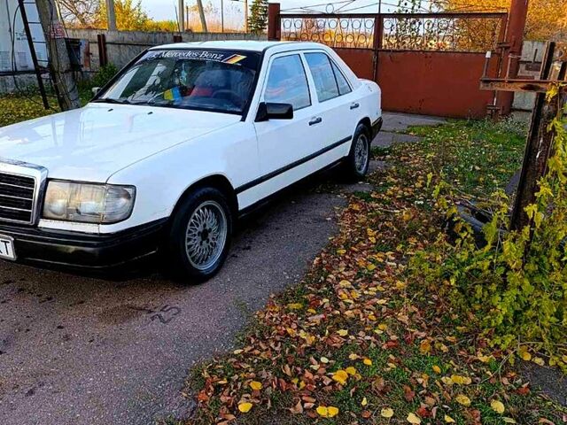 Белый Мерседес Е-Класс, объемом двигателя 2 л и пробегом 100 тыс. км за 2100 $, фото 1 на Automoto.ua