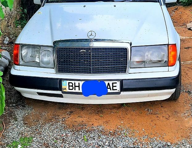 Білий Мерседес Е-Клас, об'ємом двигуна 2 л та пробігом 330 тис. км за 1200 $, фото 1 на Automoto.ua