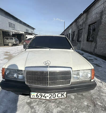 Белый Мерседес Е-Класс, объемом двигателя 2 л и пробегом 500 тыс. км за 2200 $, фото 1 на Automoto.ua