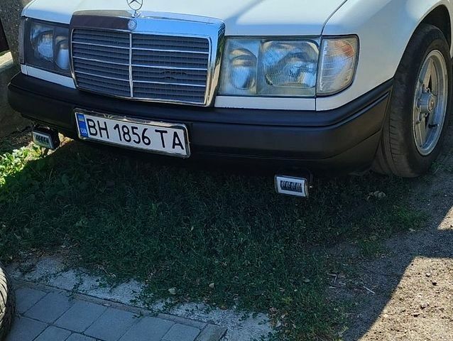 Білий Мерседес Е-Клас, об'ємом двигуна 2 л та пробігом 650 тис. км за 2100 $, фото 1 на Automoto.ua