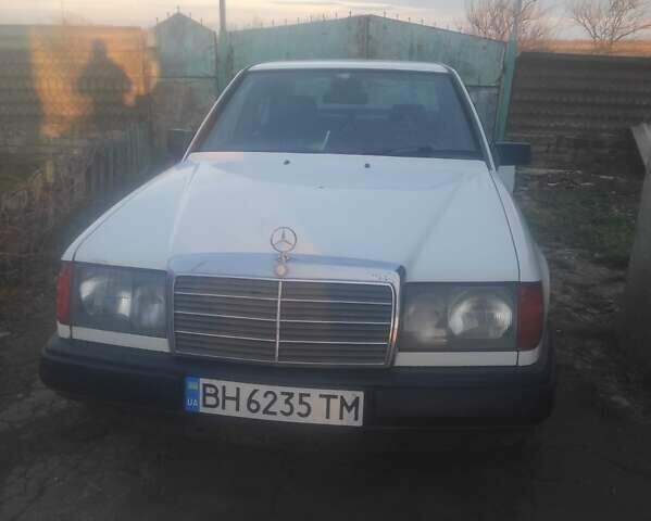 Белый Мерседес Е-Класс, объемом двигателя 2.3 л и пробегом 392 тыс. км за 2000 $, фото 1 на Automoto.ua