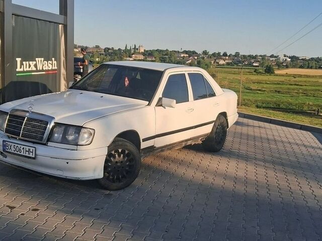 Білий Мерседес Е-Клас, об'ємом двигуна 2 л та пробігом 350 тис. км за 800 $, фото 1 на Automoto.ua