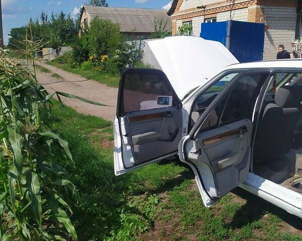 Белый Мерседес Е-Класс, объемом двигателя 2.5 л и пробегом 350 тыс. км за 2000 $, фото 1 на Automoto.ua