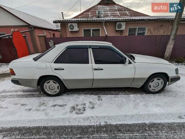 Білий Мерседес Е-Клас, об'ємом двигуна 2 л та пробігом 215 тис. км за 1900 $, фото 1 на Automoto.ua