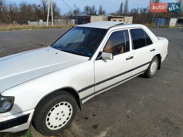 Білий Мерседес Е-Клас, об'ємом двигуна 2 л та пробігом 450 тис. км за 2100 $, фото 1 на Automoto.ua