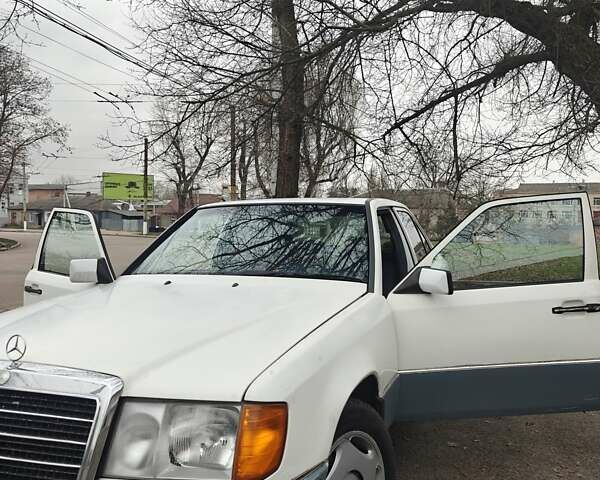 Білий Мерседес Е-Клас, об'ємом двигуна 3 л та пробігом 400 тис. км за 2750 $, фото 1 на Automoto.ua