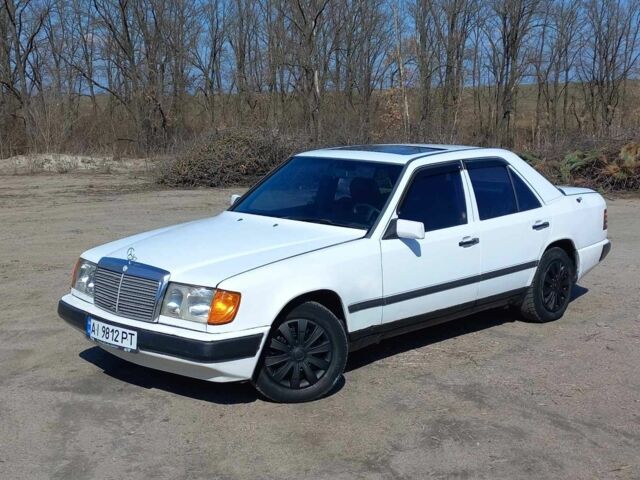 Белый Мерседес Е-Класс, объемом двигателя 2.6 л и пробегом 1 тыс. км за 2300 $, фото 1 на Automoto.ua