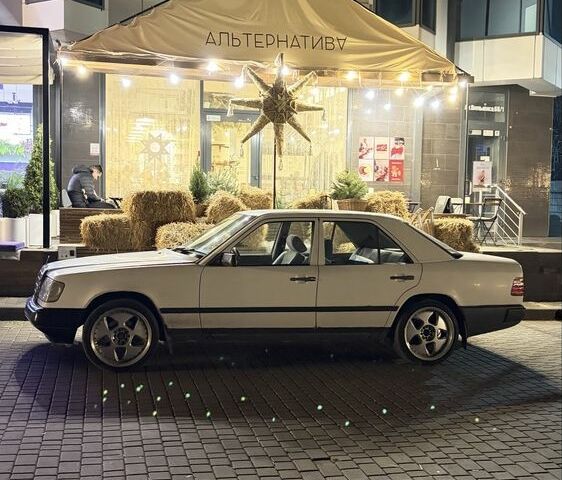 Белый Мерседес Е-Класс, объемом двигателя 2 л и пробегом 495 тыс. км за 1999 $, фото 1 на Automoto.ua