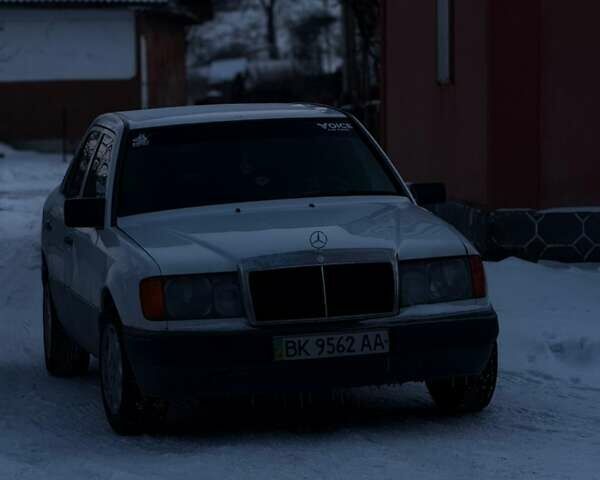 Белый Мерседес Е-Класс, объемом двигателя 2.3 л и пробегом 350 тыс. км за 1250 $, фото 1 на Automoto.ua