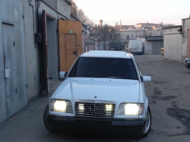 Белый Мерседес Е-Класс, объемом двигателя 3 л и пробегом 320 тыс. км за 2800 $, фото 1 на Automoto.ua