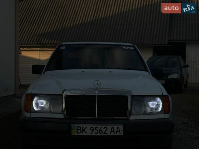 Белый Мерседес Е-Класс, объемом двигателя 2.3 л и пробегом 250 тыс. км за 1300 $, фото 1 на Automoto.ua