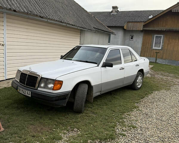 Белый Мерседес Е-Класс, объемом двигателя 2.3 л и пробегом 300 тыс. км за 1750 $, фото 1 на Automoto.ua