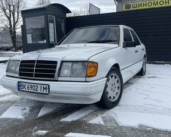 Белый Мерседес Е-Класс, объемом двигателя 2.5 л и пробегом 360 тыс. км за 1700 $, фото 1 на Automoto.ua