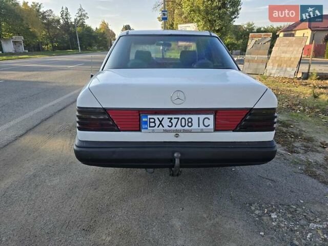 Білий Мерседес Е-Клас, об'ємом двигуна 2 л та пробігом 171 тис. км за 2500 $, фото 1 на Automoto.ua