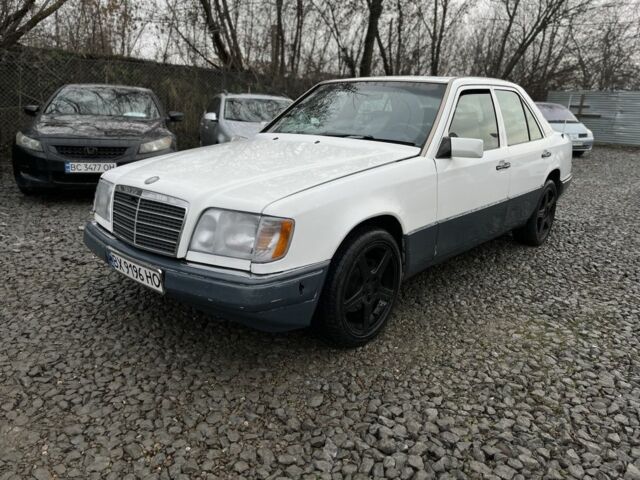 Белый Мерседес Е-Класс, объемом двигателя 2.2 л и пробегом 345 тыс. км за 1790 $, фото 1 на Automoto.ua