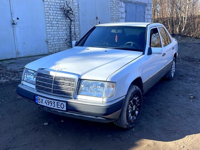 Білий Мерседес Е-Клас, об'ємом двигуна 2 л та пробігом 318 тис. км за 1900 $, фото 1 на Automoto.ua