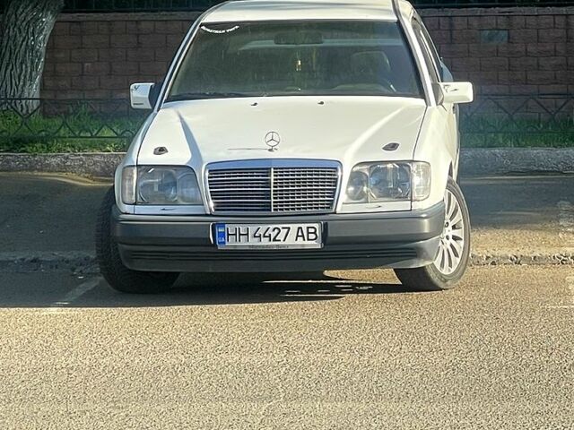 Белый Мерседес Е-Класс, объемом двигателя 3 л и пробегом 530 тыс. км за 1500 $, фото 1 на Automoto.ua