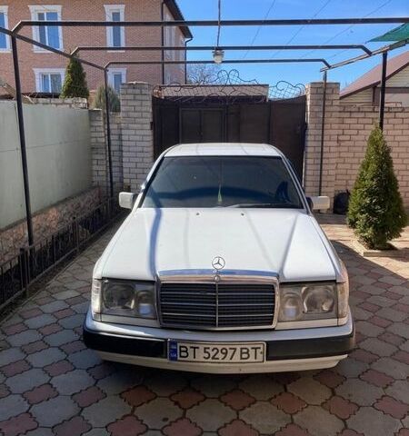 Білий Мерседес Е-Клас, об'ємом двигуна 2 л та пробігом 333 тис. км за 2300 $, фото 1 на Automoto.ua