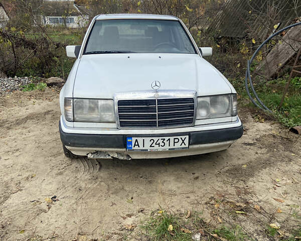 Білий Мерседес Е-Клас, об'ємом двигуна 2.3 л та пробігом 300 тис. км за 1450 $, фото 1 на Automoto.ua