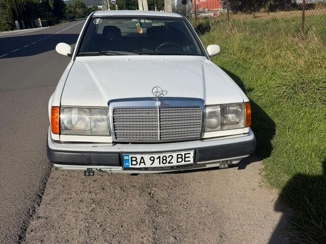 Білий Мерседес Е-Клас, об'ємом двигуна 2 л та пробігом 450 тис. км за 950 $, фото 1 на Automoto.ua