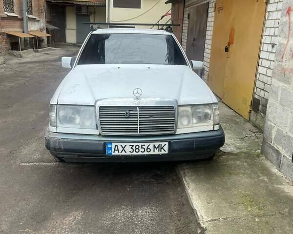 Белый Мерседес Е-Класс, объемом двигателя 2.3 л и пробегом 343 тыс. км за 2700 $, фото 1 на Automoto.ua