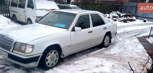 Белый Мерседес Е-Класс, объемом двигателя 2 л и пробегом 386 тыс. км за 2100 $, фото 1 на Automoto.ua