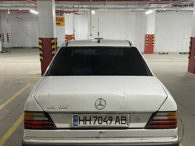 Белый Мерседес Е-Класс, объемом двигателя 2 л и пробегом 400 тыс. км за 2101 $, фото 1 на Automoto.ua