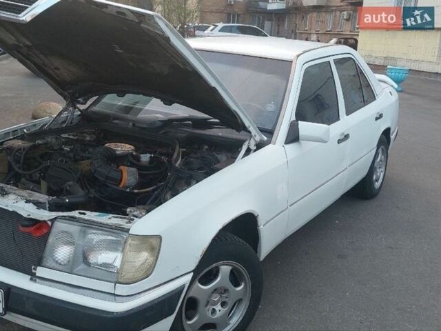 Білий Мерседес Е-Клас, об'ємом двигуна 2 л та пробігом 335 тис. км за 1650 $, фото 1 на Automoto.ua