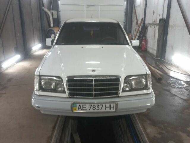 Білий Мерседес Е-Клас, об'ємом двигуна 3 л та пробігом 300 тис. км за 2500 $, фото 1 на Automoto.ua