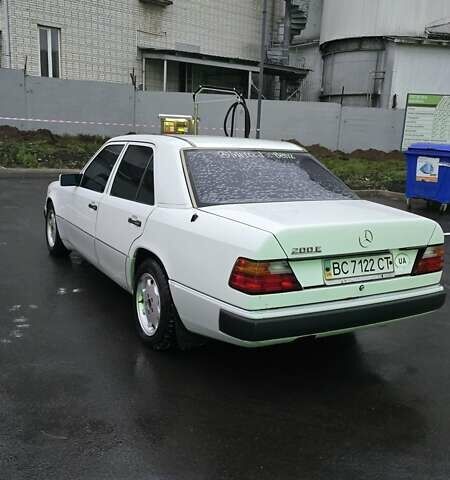 Белый Мерседес Е-Класс, объемом двигателя 2 л и пробегом 357 тыс. км за 1700 $, фото 1 на Automoto.ua