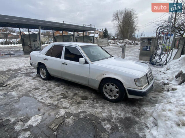 Белый Мерседес Е-Класс, объемом двигателя 2 л и пробегом 357 тыс. км за 1700 $, фото 1 на Automoto.ua