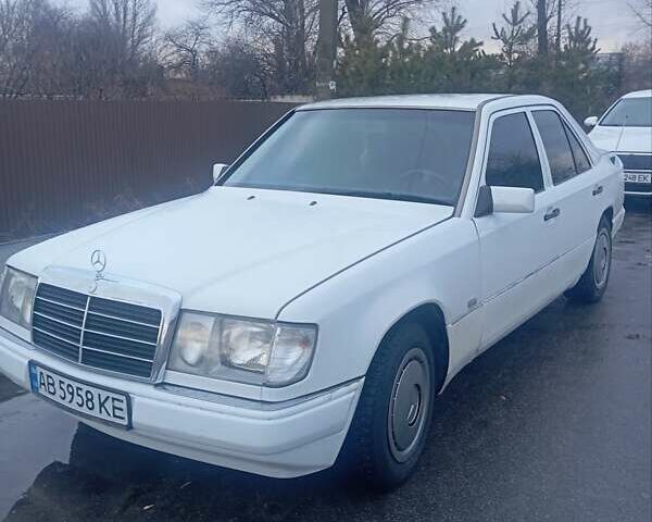 Белый Мерседес Е-Класс, объемом двигателя 2.3 л и пробегом 100 тыс. км за 3000 $, фото 1 на Automoto.ua