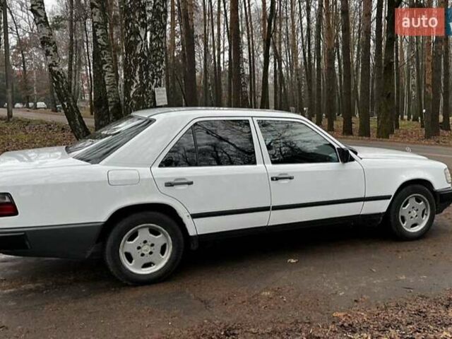 Белый Мерседес Е-Класс, объемом двигателя 2.2 л и пробегом 321 тыс. км за 2500 $, фото 1 на Automoto.ua