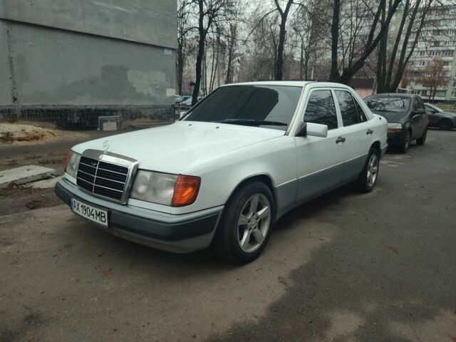 Білий Мерседес Е-Клас, об'ємом двигуна 2.2 л та пробігом 350 тис. км за 2800 $, фото 1 на Automoto.ua