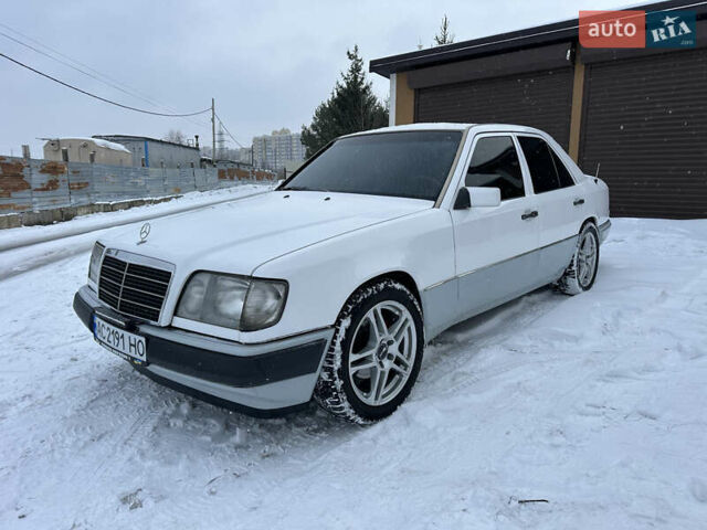 Белый Мерседес Е-Класс, объемом двигателя 2.8 л и пробегом 400 тыс. км за 3200 $, фото 1 на Automoto.ua