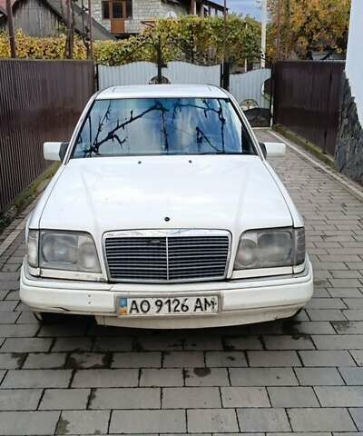 Белый Мерседес Е-Класс, объемом двигателя 2 л и пробегом 360 тыс. км за 1000 $, фото 1 на Automoto.ua