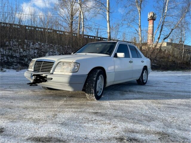 Белый Мерседес Е-Класс, объемом двигателя 2.2 л и пробегом 400 тыс. км за 2200 $, фото 1 на Automoto.ua