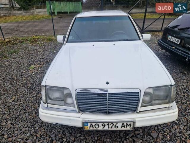 Білий Мерседес Е-Клас, об'ємом двигуна 2 л та пробігом 380 тис. км за 1600 $, фото 1 на Automoto.ua