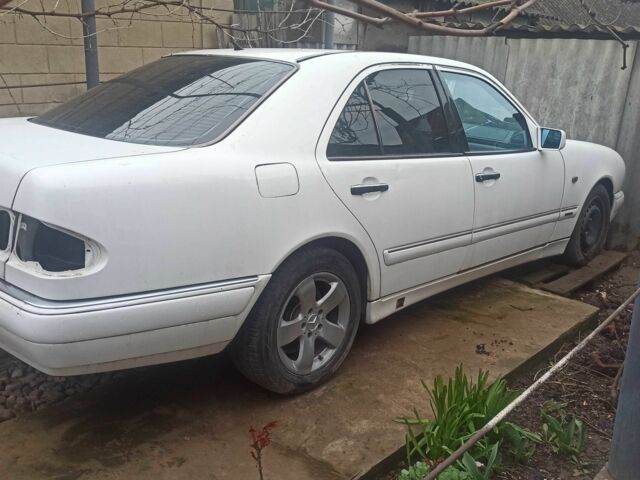 Белый Мерседес Е-Класс, объемом двигателя 3 л и пробегом 300 тыс. км за 1600 $, фото 1 на Automoto.ua