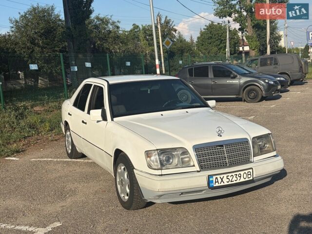 Білий Мерседес Е-Клас, об'ємом двигуна 2 л та пробігом 250 тис. км за 2400 $, фото 1 на Automoto.ua